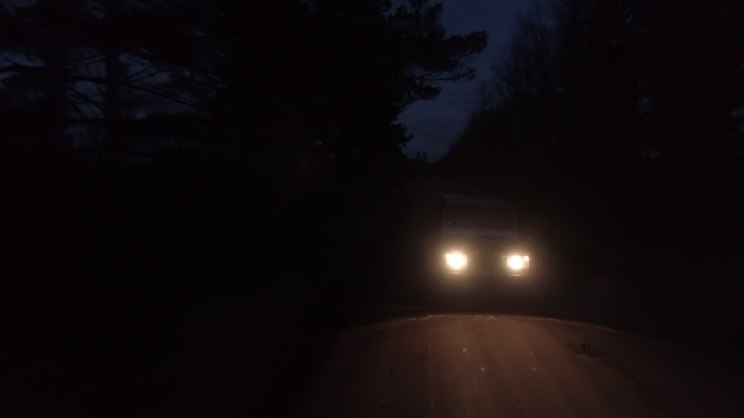 夜间驾驶灯光出行公路
