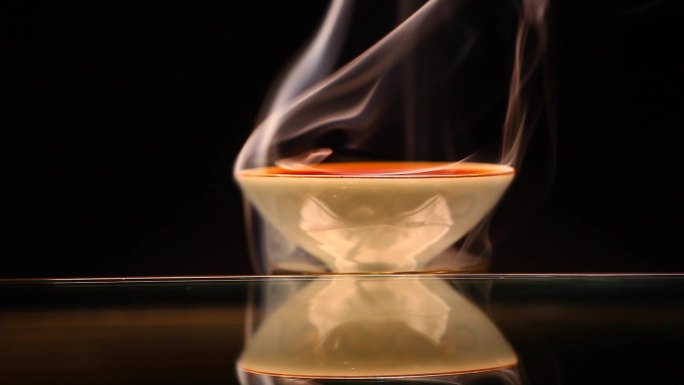 中国红茶杯浓烟