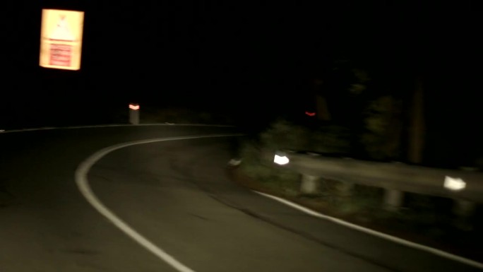 晚上在蜿蜒的山路上酒后驾车