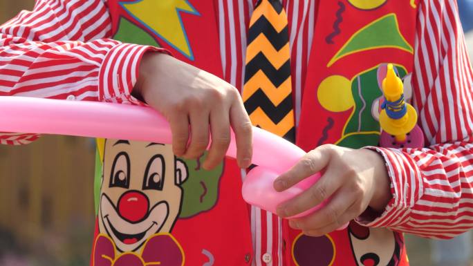 公园小丑给孩子扎气球