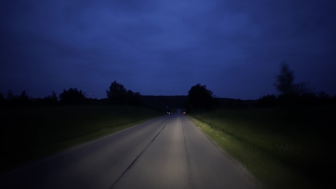 乡村公路夜间出行夜晚开车乡村公路赶路