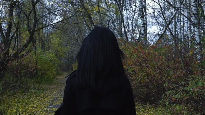 森林里的黑发女孩