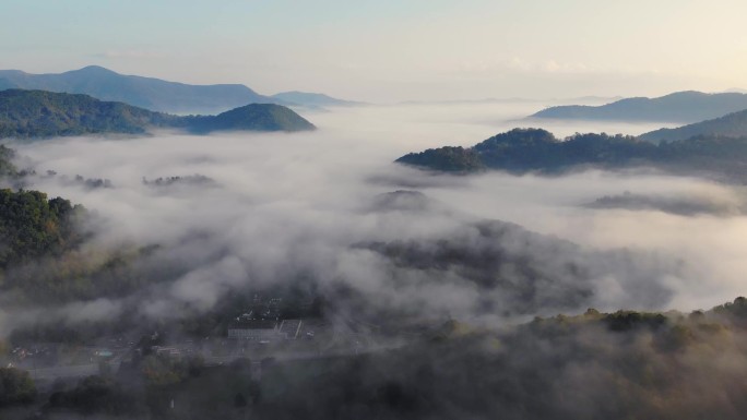 山脉上空的晨云云层山顶