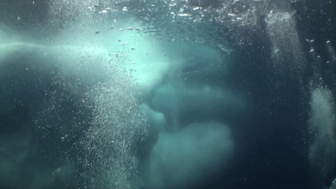 独特的水下冰山拍摄