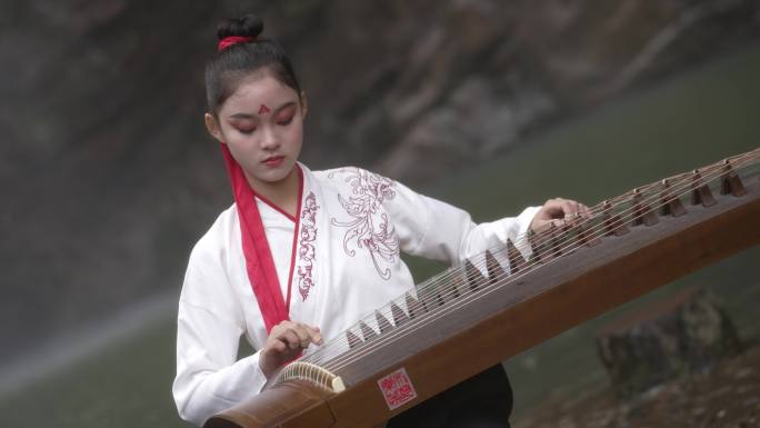 古筝乐器演奏中国风古装户外山水意镜弹古筝