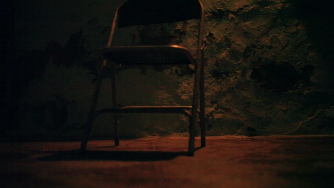 金属椅子在黑暗中自行移动
