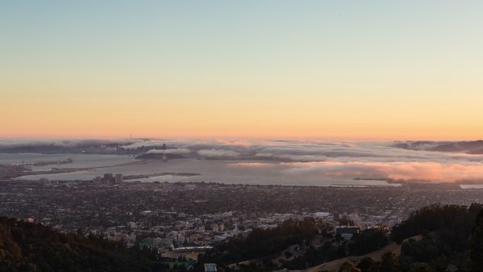 从伯克利俯瞰旧金山雾