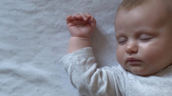 新生儿在床上打盹宝宝婴幼儿睡觉入睡健康
