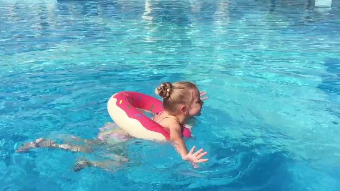 游泳池里的小女孩旅游女孩泼水