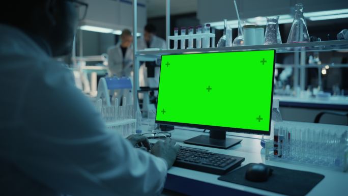 科学实验室使用绿色屏幕模拟计算机工作。
