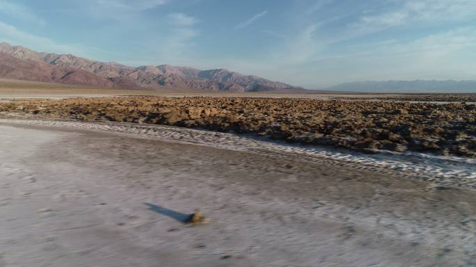 死亡谷航拍新疆沙漠公路汽车越野行驶戈壁滩