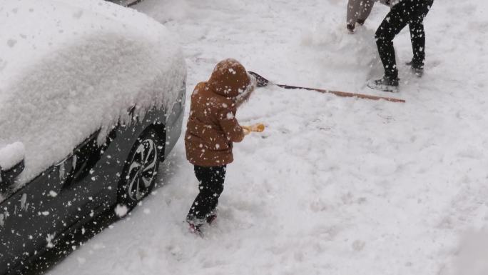 大雪纷飞儿童玩雪