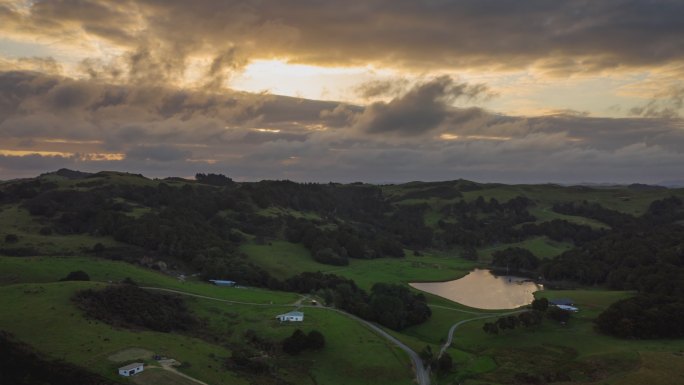 新西兰北岛田野和围场上空日落