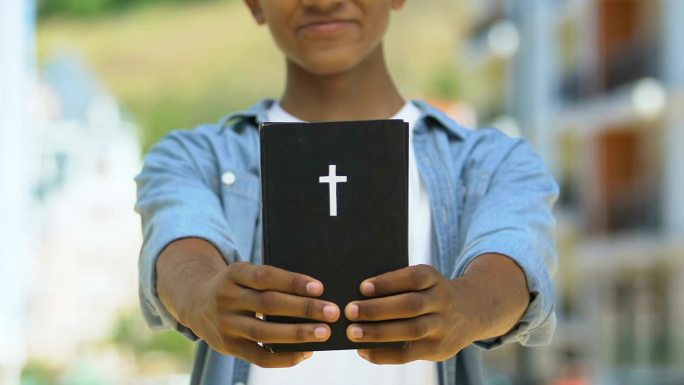 少年男孩拿着圣经