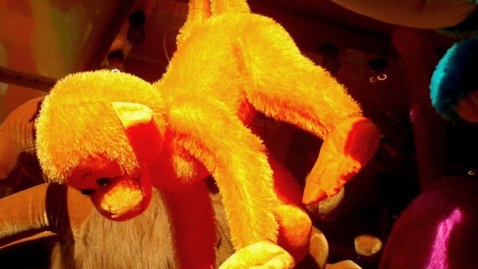 橙色游乐园猴子玩偶