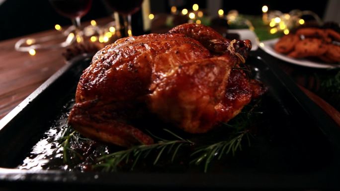 圣诞晚餐的烤全鸡和其他配菜