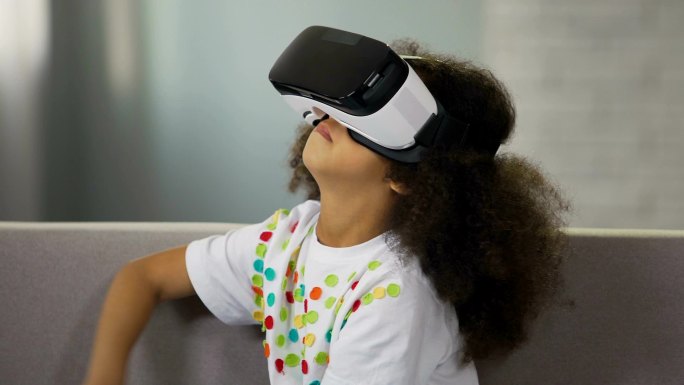 戴着虚拟现实眼镜玩游戏的孩子