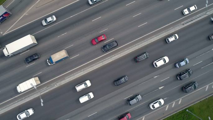 高速路上行驶的顶级汽车