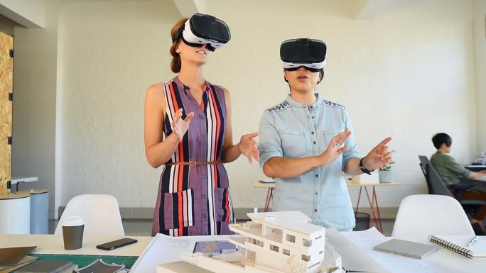 客户与建筑师使用VR参观了她的新家