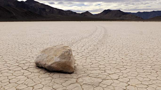 死亡谷著名的赛道干旱湖泊裂纹