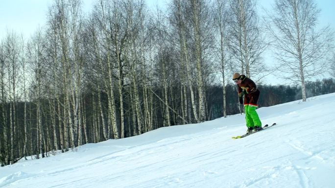 滑雪运动员做出后空翻动作