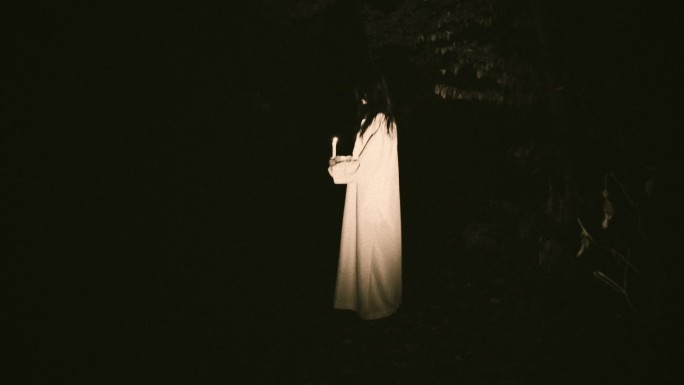 晚上站在树林里的女巫
