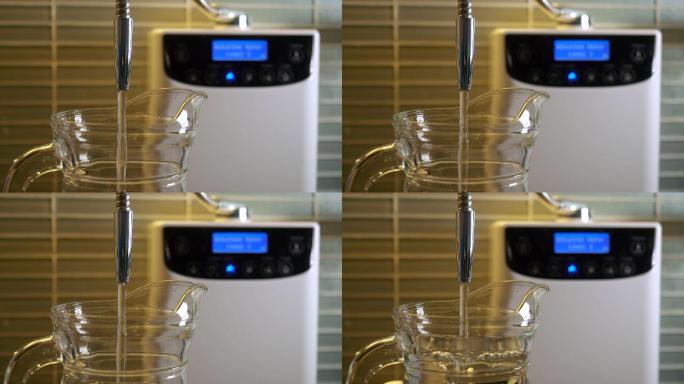 碱性水从净水机倒入玻璃罐中