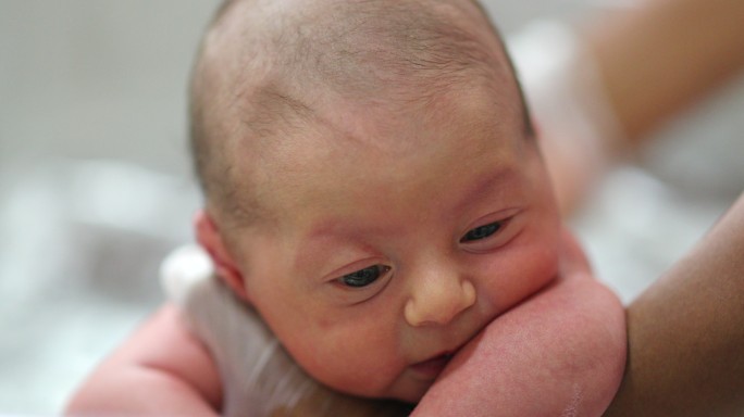 新生儿洗脸幼儿安静配合乖巧懂事护理照顾
