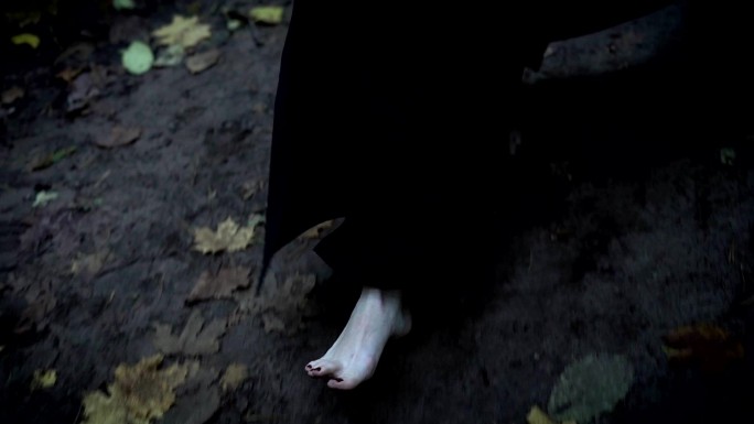 一位赤脚行走的女性苍白的脚