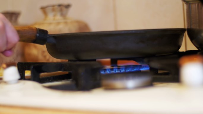 燃气环形炉上的煎锅
