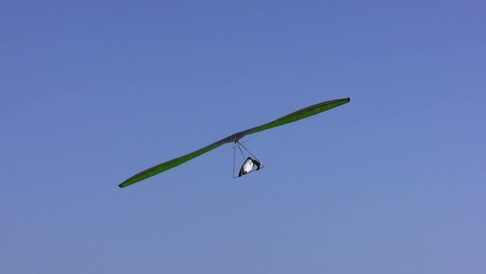 蓝天上的滑翔机滑翔机