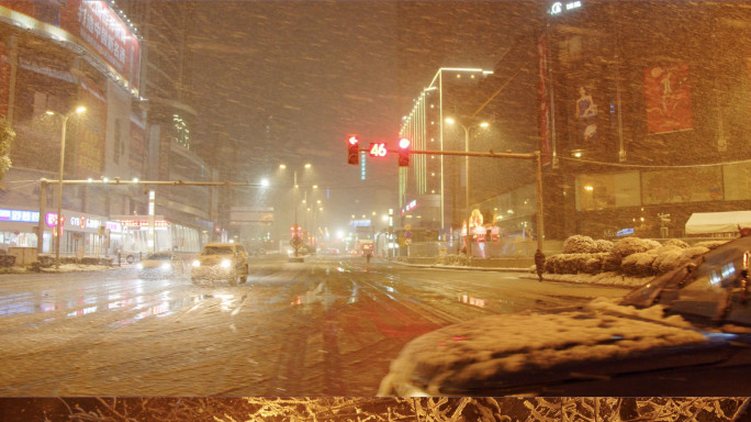 唯美下雪的城市在大雪中行走的人和车辆