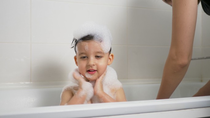 男婴在泡泡浴中洗澡