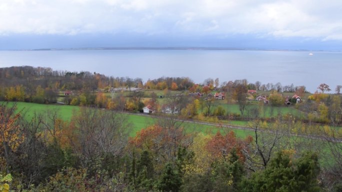 瑞典湖畔风景如画的秋景