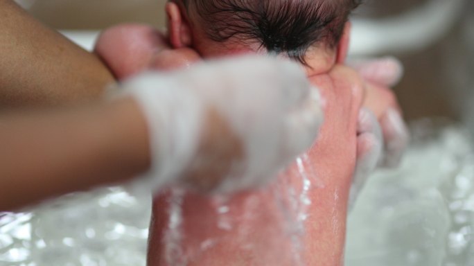 给新生儿第一次洗澡