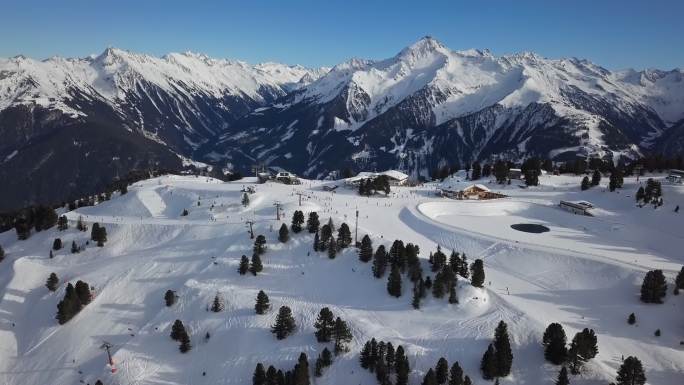 梅尔霍芬空中滑雪场滑雪坡上的滑雪者