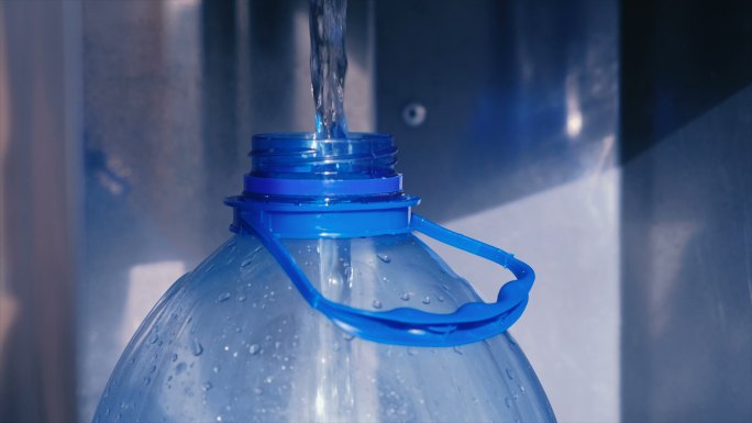 水被倒进一个塑料瓶里