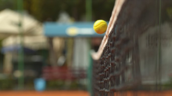 球通过网球网升格慢镜头飞跃飞过