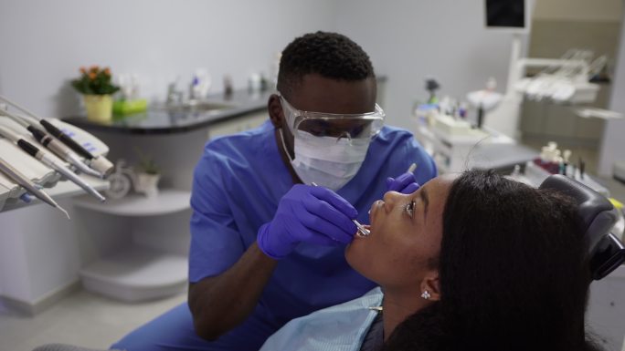 专业男性牙医视频素材