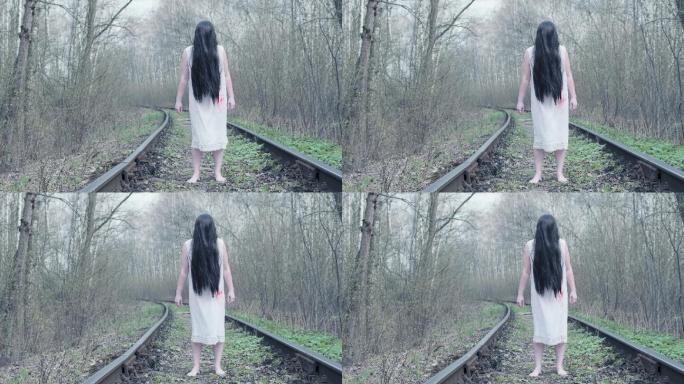女鬼站在铁轨上的森林里