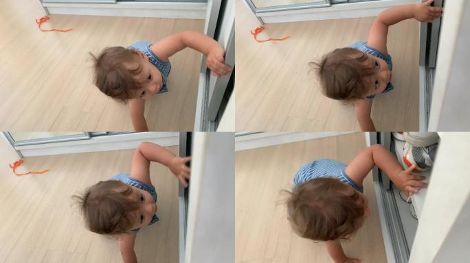 婴儿蹒跚学步男孩打开衣柜