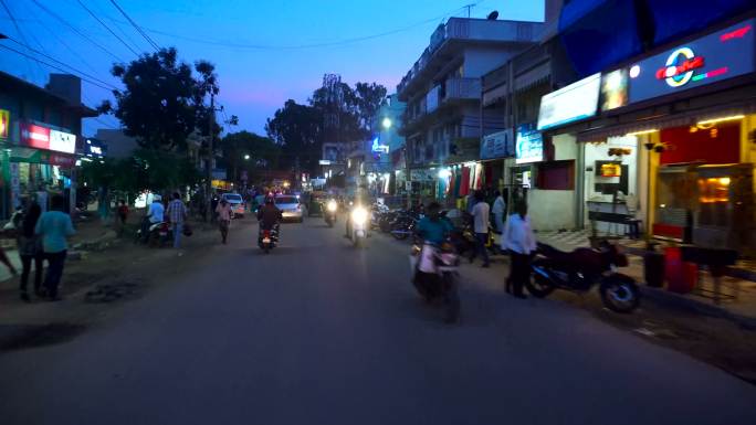 印度班加罗尔繁忙的街道上车辆川流不息