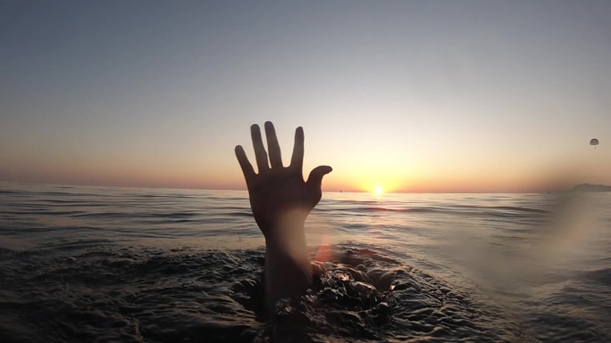 一个溺水者的手在海里