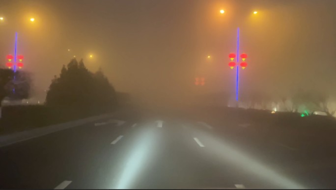 夜间大雾天气驾车行驶