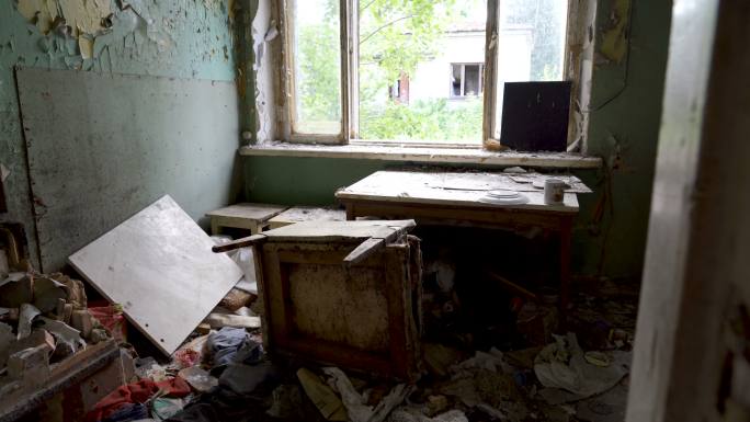 废弃的客厅里损坏的家具