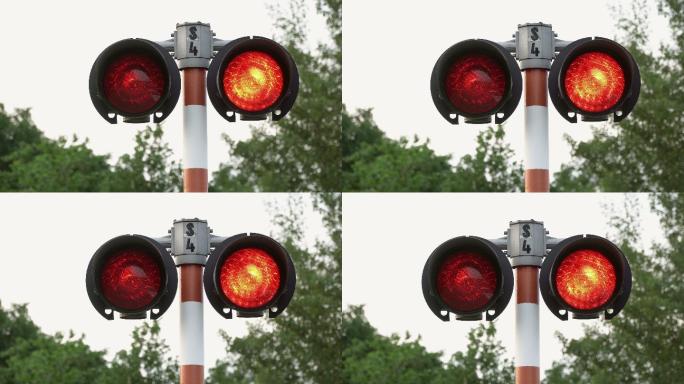 红色的铁路道口信号。
