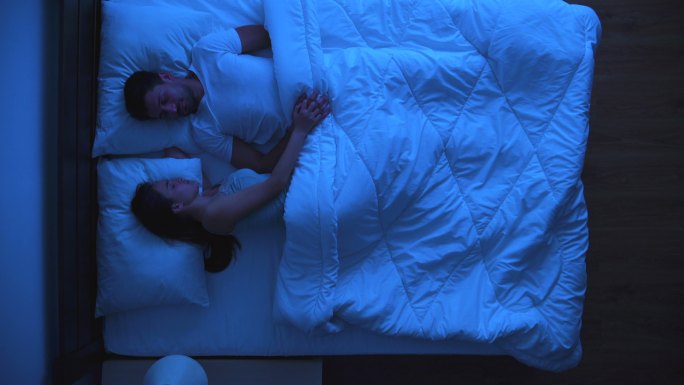 睡在床上的男人和女人