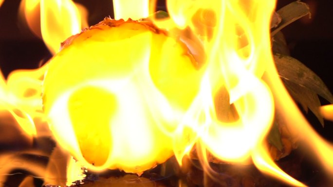 火烧菠萝的慢动作视频素材