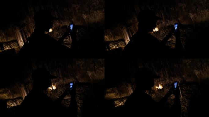 男子在洞穴内用手机拍照