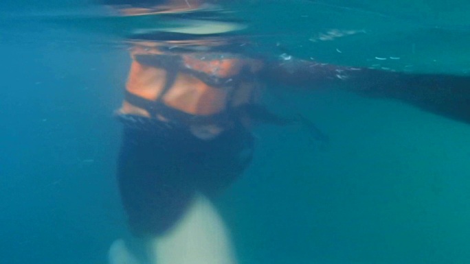水下穿救生衣的女人